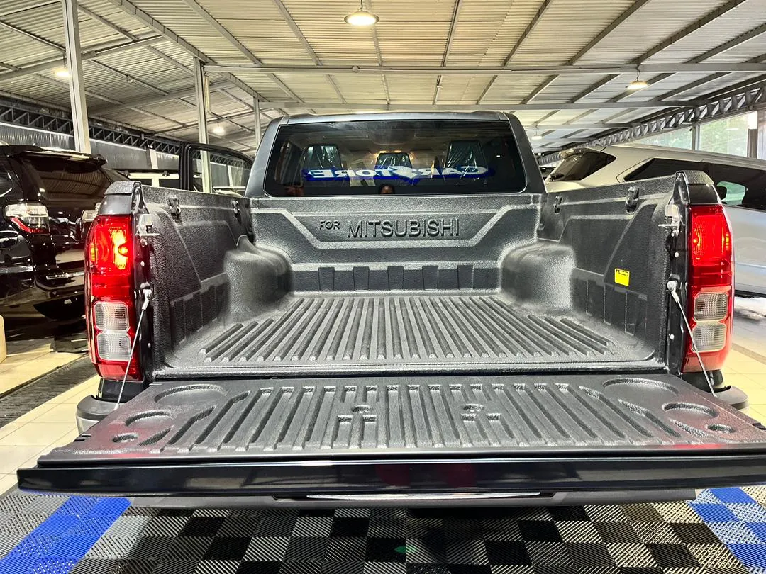 Mitsubishi L200 2025 Gris Caracas