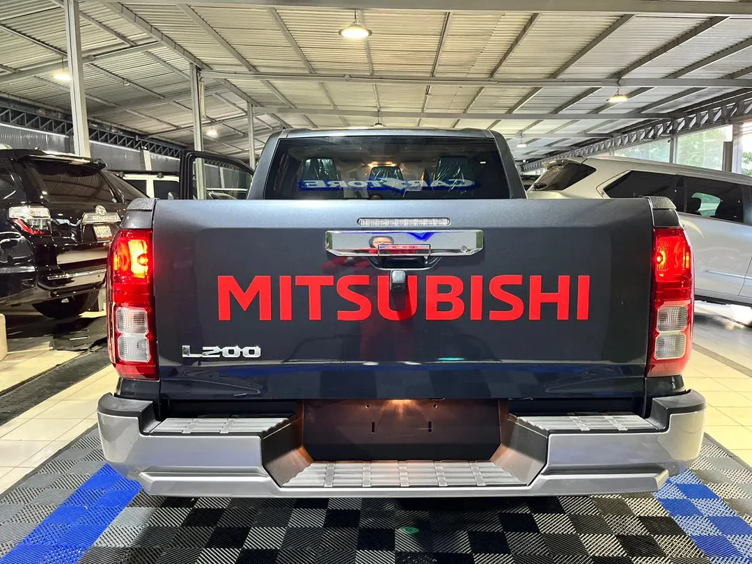 Mitsubishi L200 2025 Gris Caracas