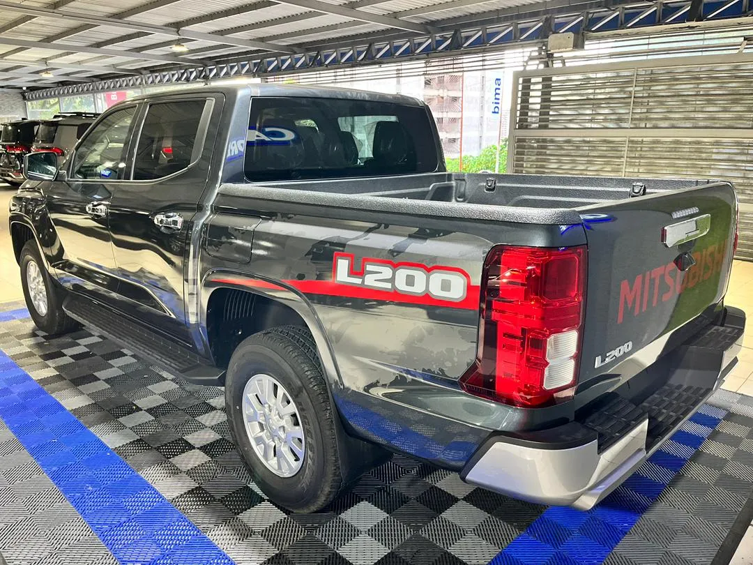 Mitsubishi L200 2025 Gris Caracas
