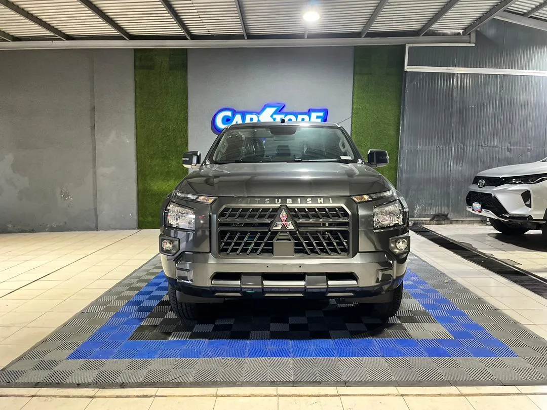 Mitsubishi L200 2025 Gris Caracas
