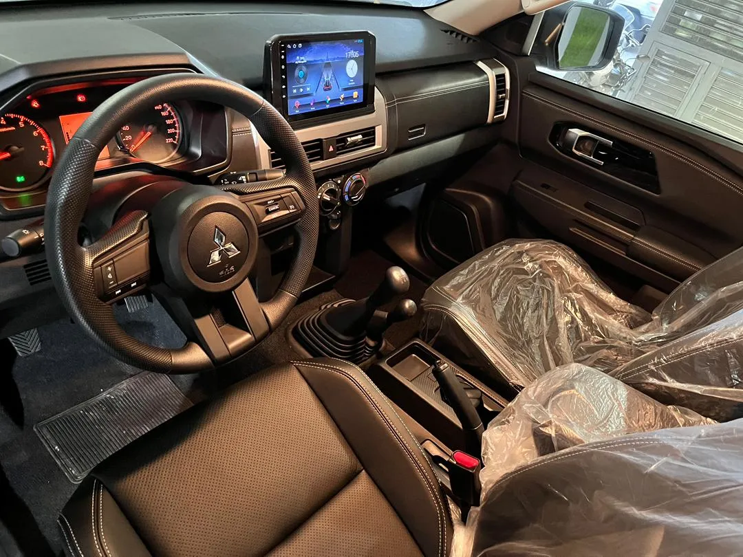 Mitsubishi L200 Sincrónica 2025 gris4