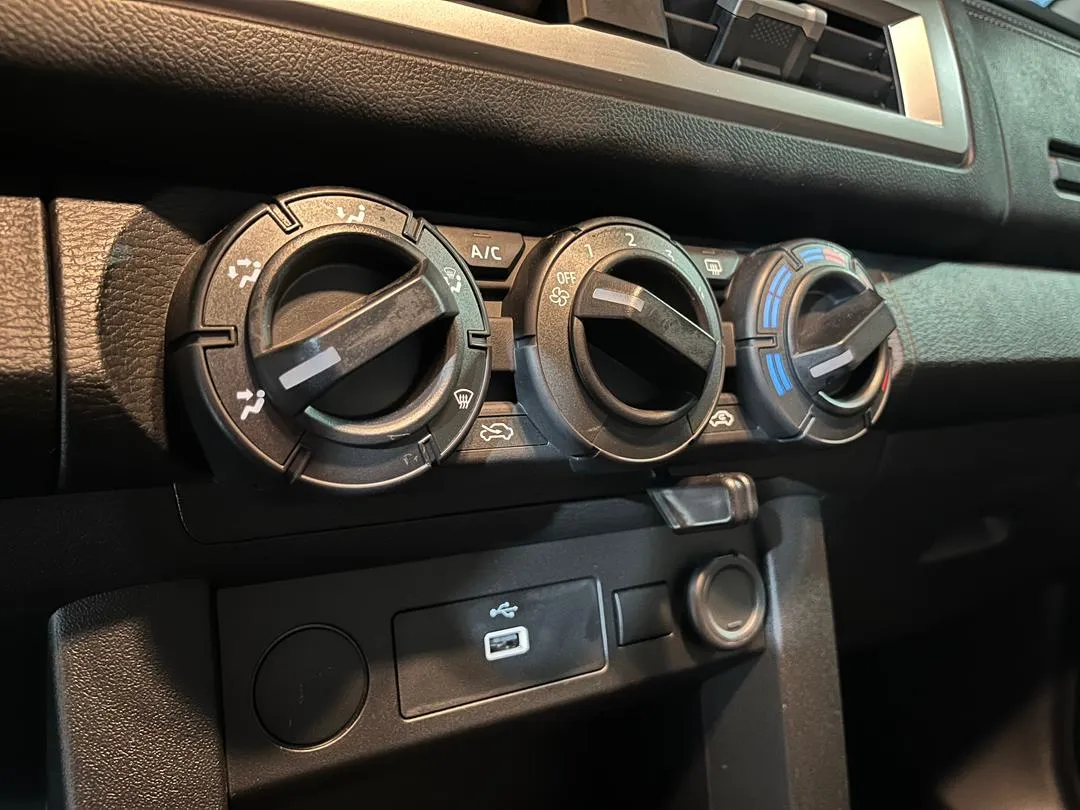 Mitsubishi L200 Sincrónica 2025 gris7
