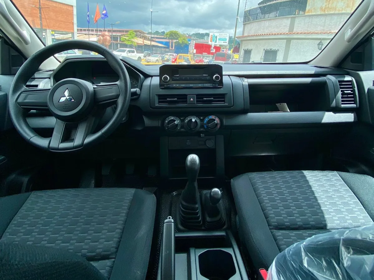 Mitsubishi L200 2025 Gris Caracas