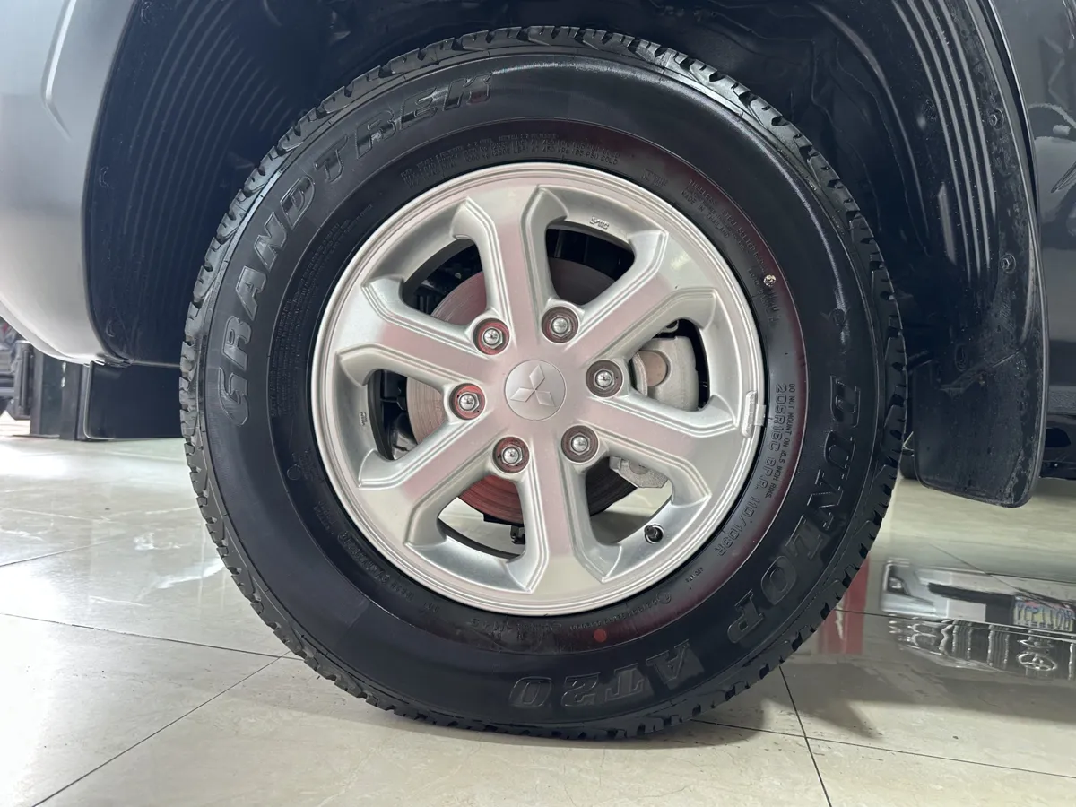 Mitsubishi L200 pick up 2025 negro12