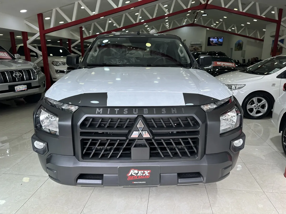 Mitsubishi L200 2025 Gris Caracas