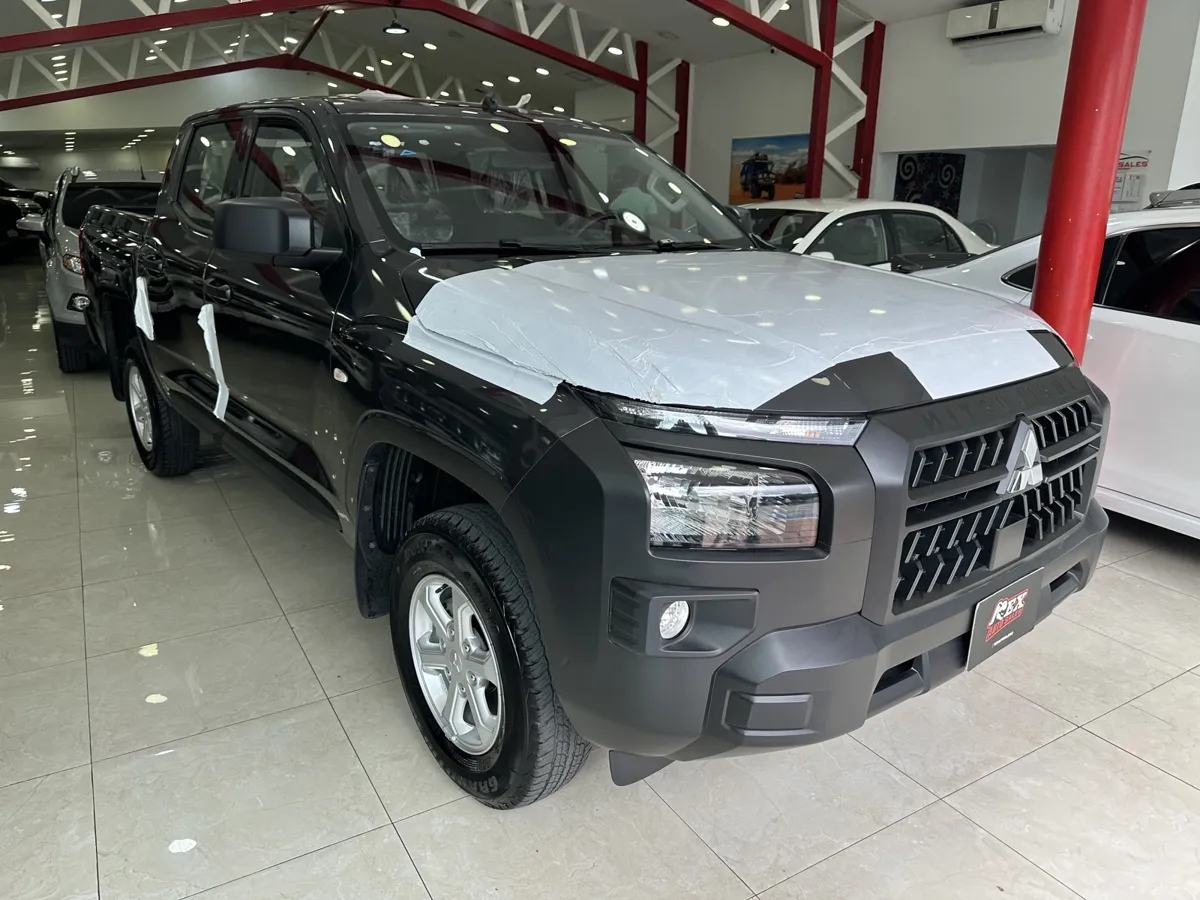 Mitsubishi L200 2025 Gris Caracas
