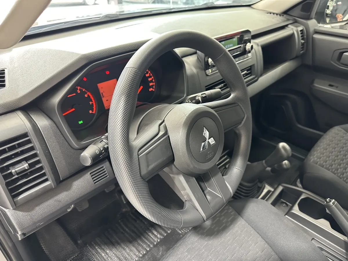 Mitsubishi L200 pick up 2025 negro4