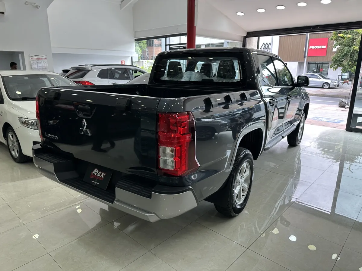 Mitsubishi L200 2025 Gris Caracas