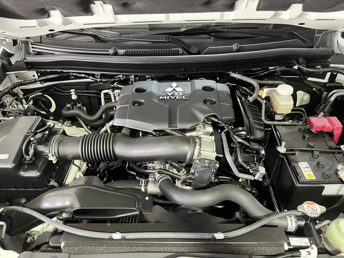 Mitsubishi Montero Sport 2025 blanco1