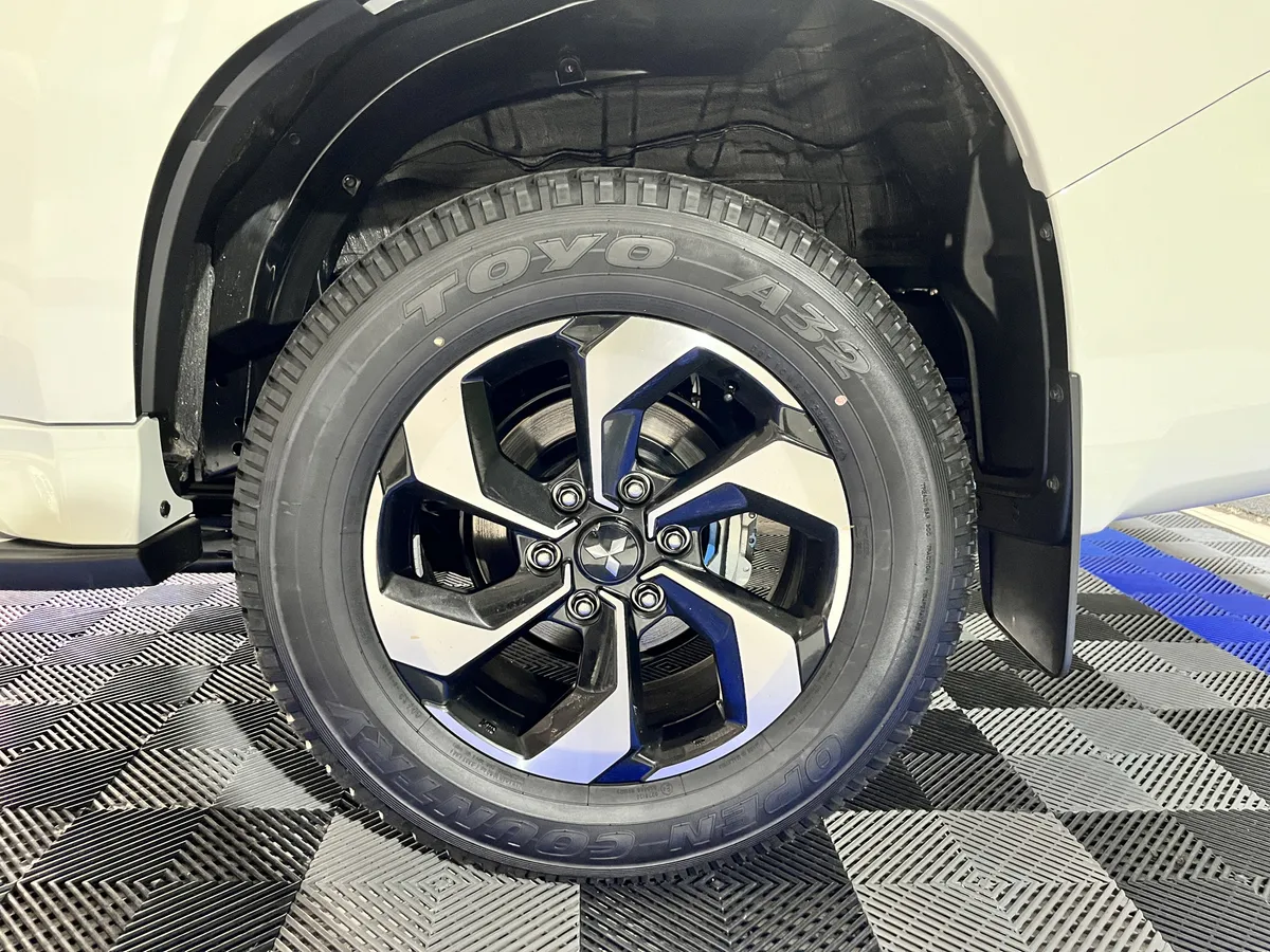 Mitsubishi Montero Sport 2025 blanco3