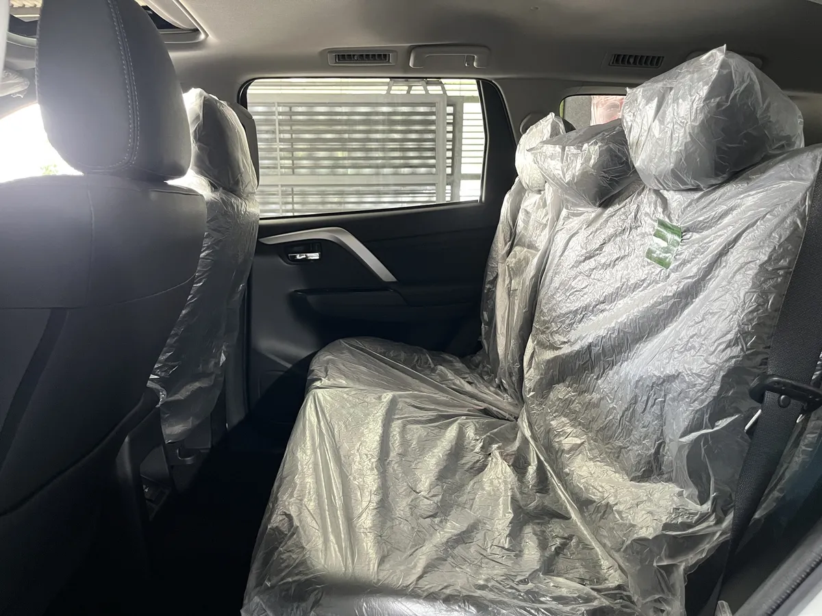 Mitsubishi Montero Sport 2025 blanco5
