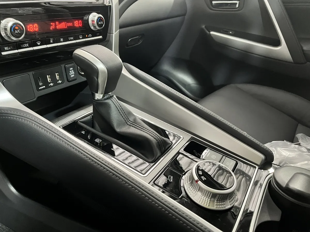Mitsubishi Montero Sport 2025 blanco8