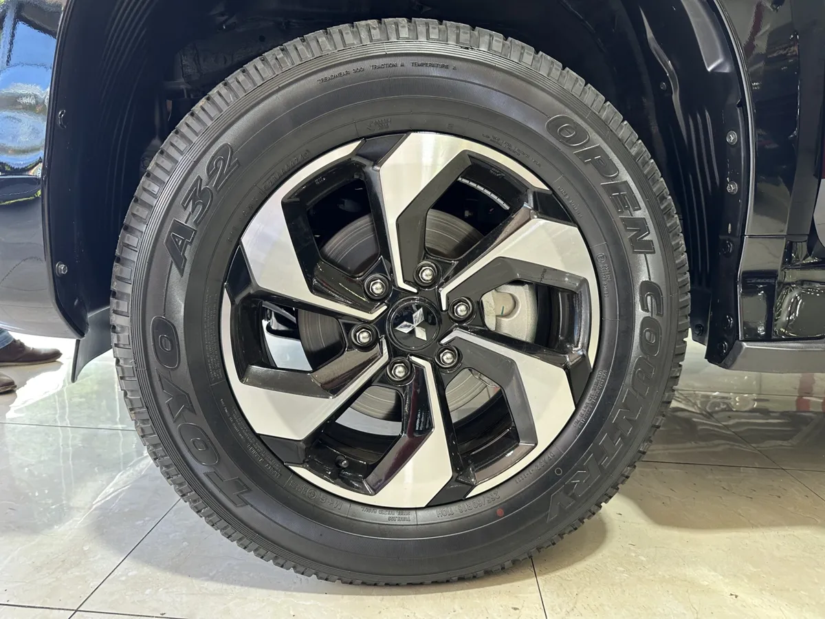 Mitsubishi Montero Sport 2025 negro12