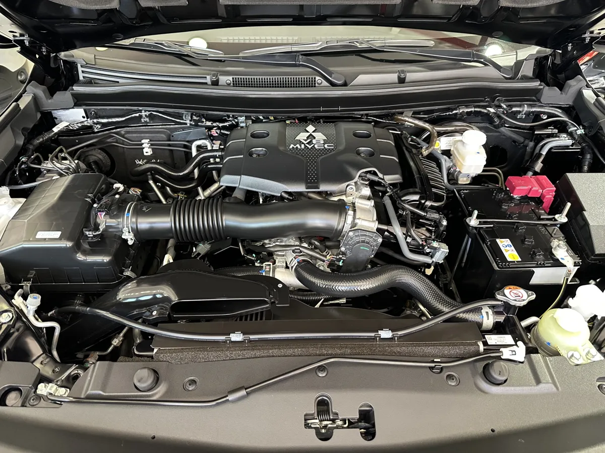 Mitsubishi Montero Sport 2025 negro13