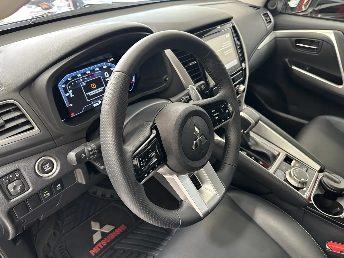 Mitsubishi Montero Sport 2025 negro4