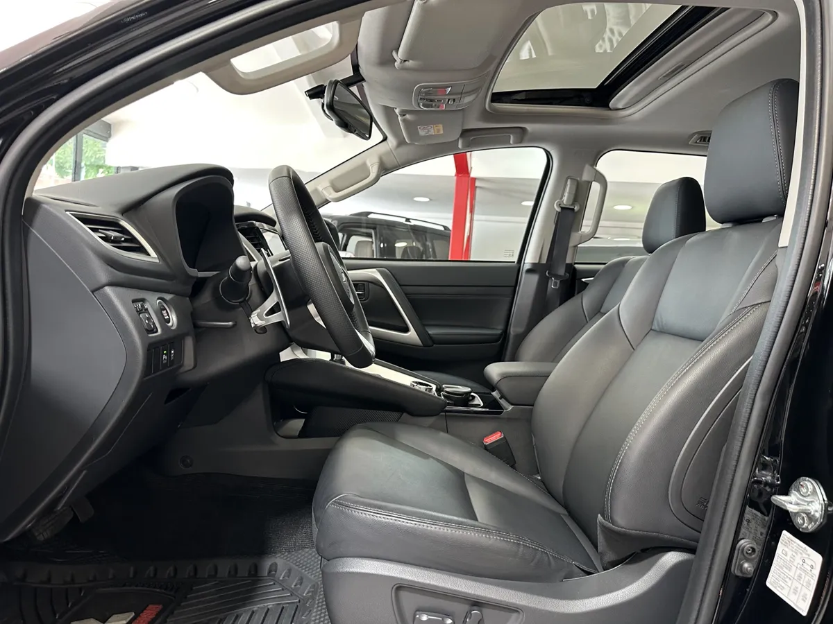 Mitsubishi Montero Sport 2025 negro7