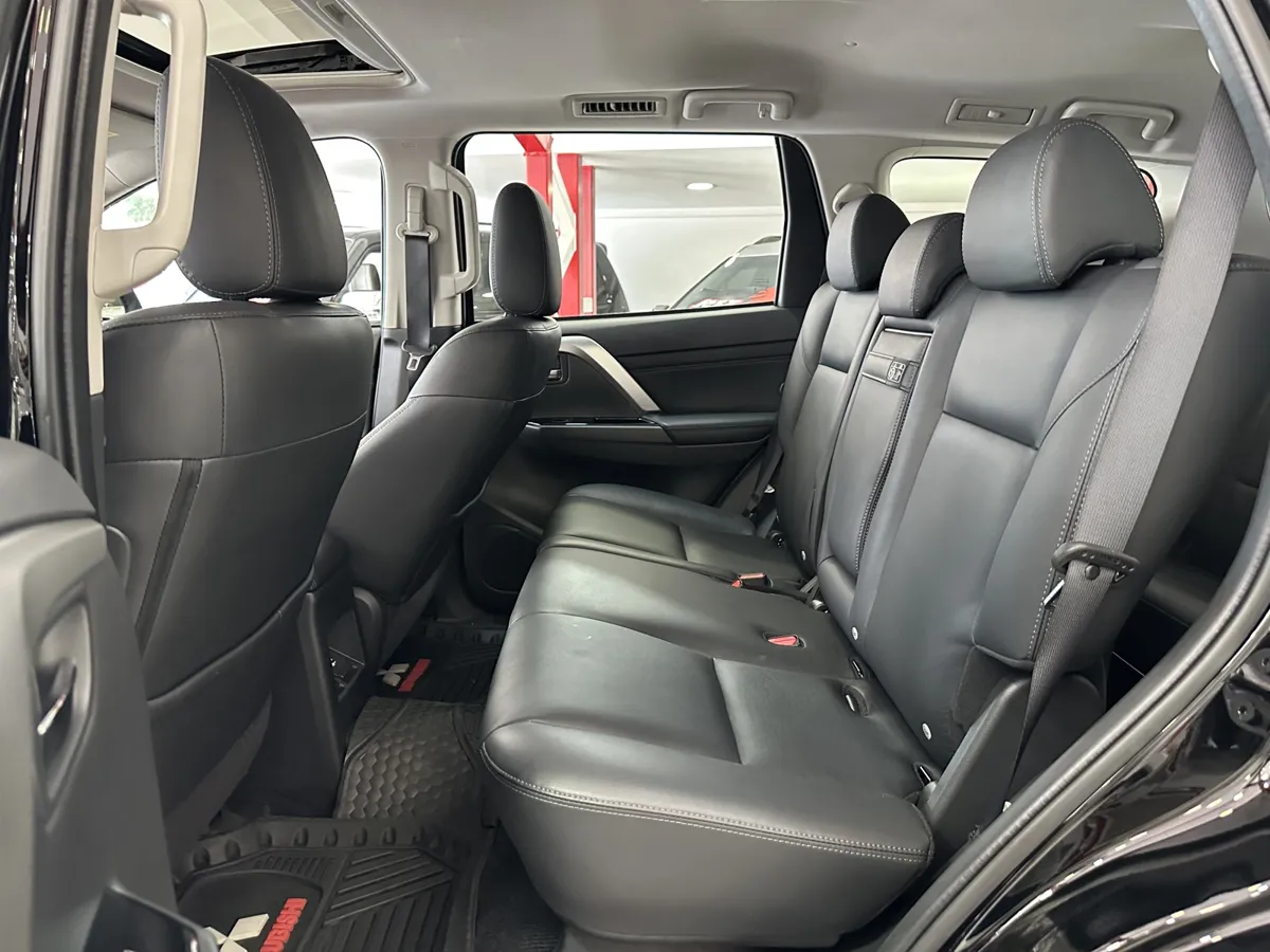 Mitsubishi Montero Sport 2025 negro8