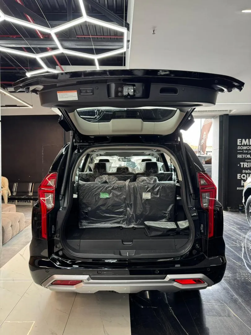 Mitsubishi Montero Sport P-line 2025 negro12