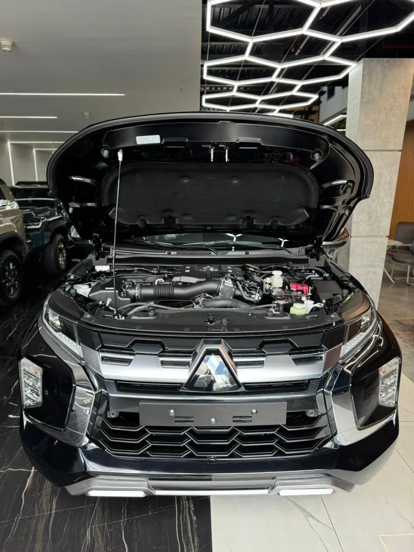 Mitsubishi Montero Sport P-line 2025 negro16
