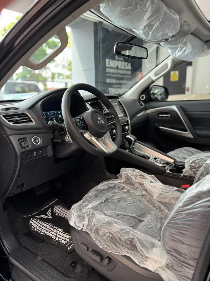 Mitsubishi Montero Sport P-line 2025 negro4