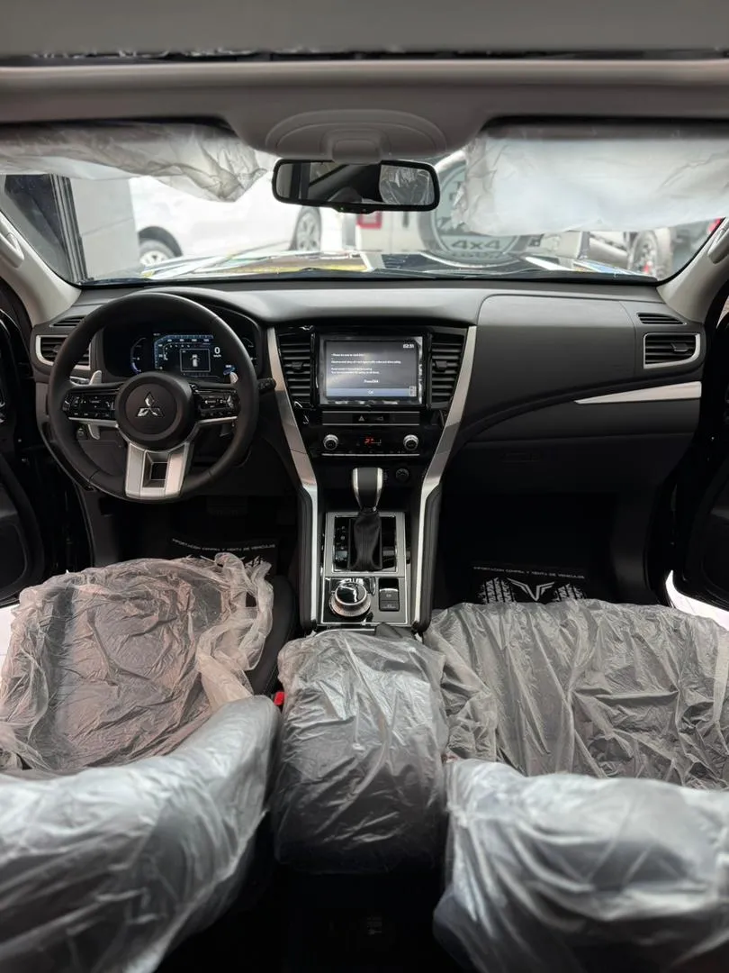 Mitsubishi Montero Sport P-line 2025 negro6