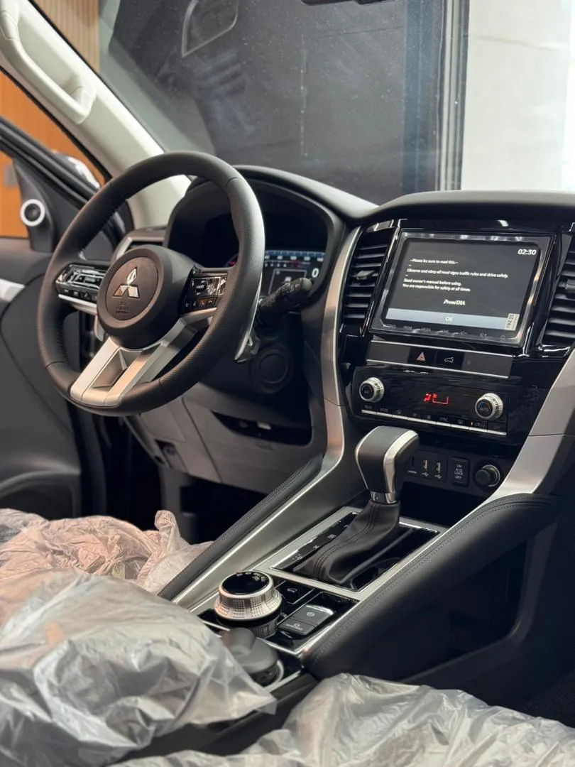 Mitsubishi Montero Sport P-line 2025 negro7