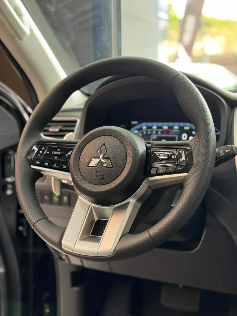 Mitsubishi Montero Sport P-line 2025 negro8