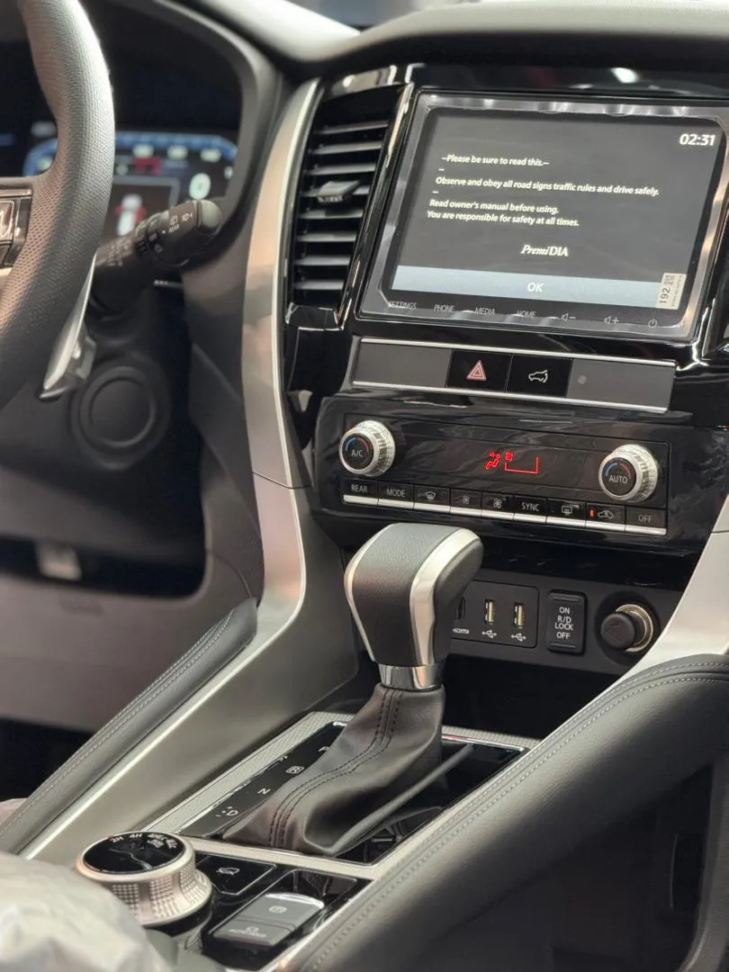 Mitsubishi Montero Sport P-line 2025 negro9