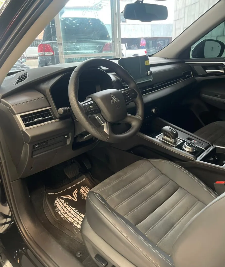 Mitsubishi Outlander 2025 suv negro4
