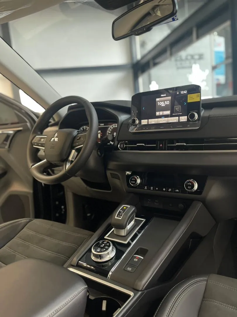 Mitsubishi Outlander 2025 suv negro7