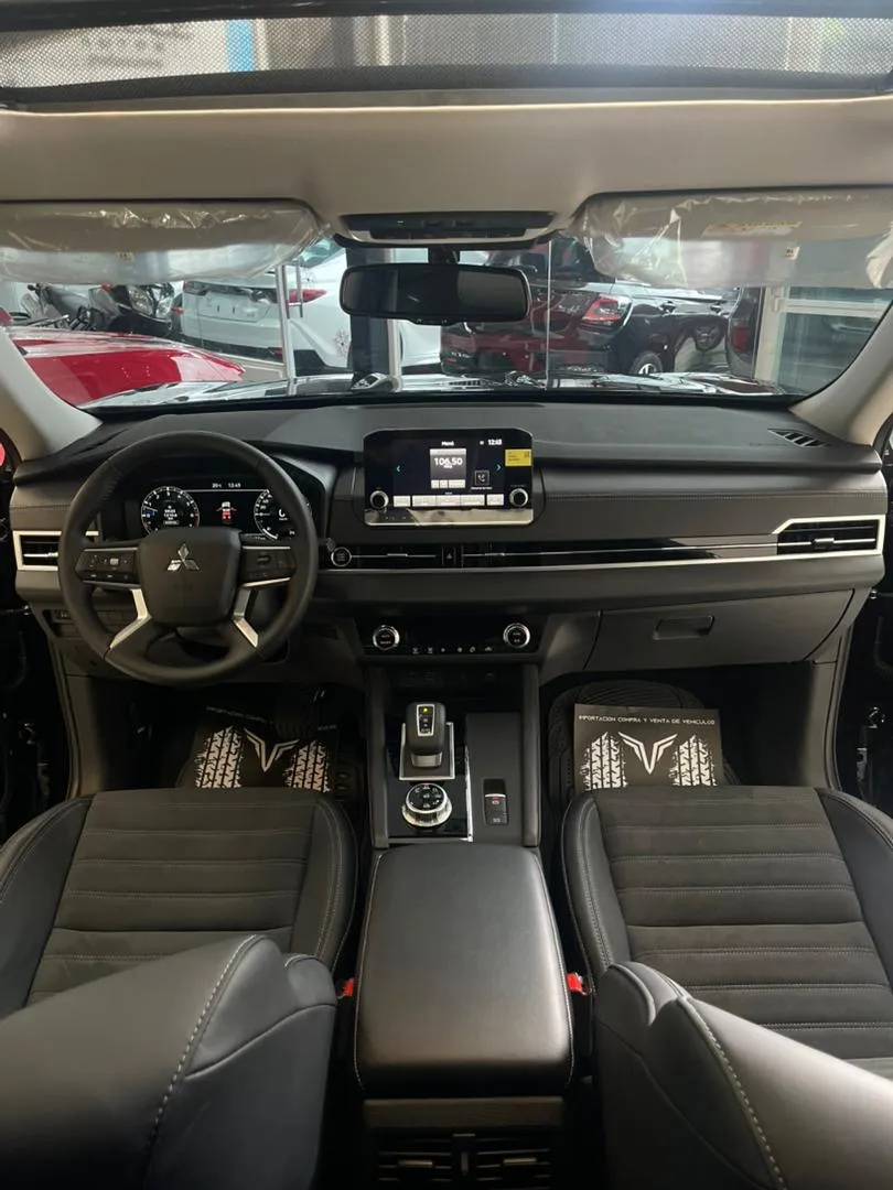 Mitsubishi Outlander 2025 suv negro8