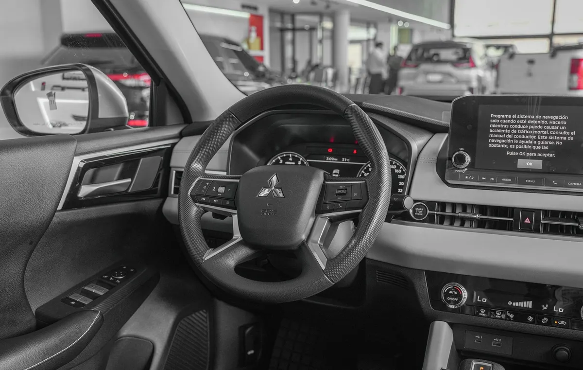 Mitsubishi Outlander 2wd 2025 plata8