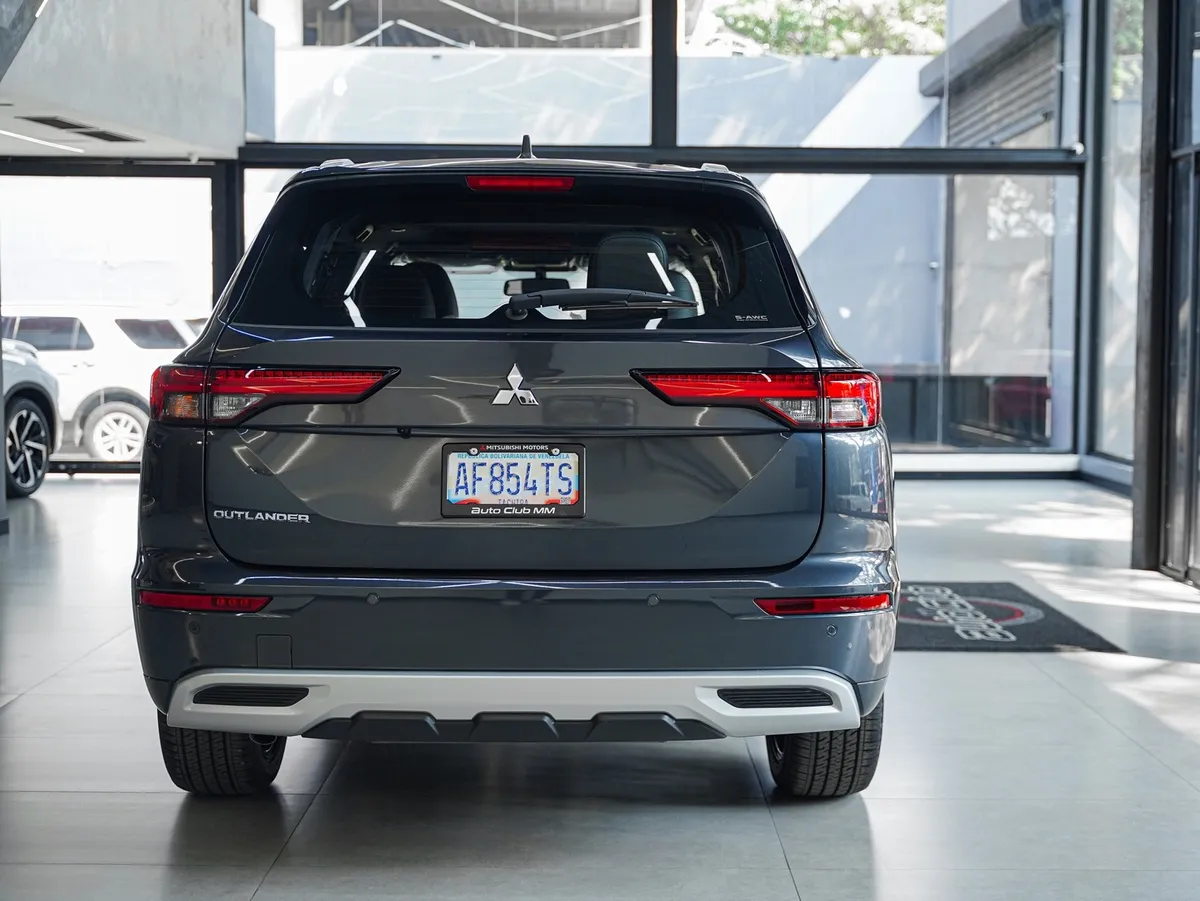 Mitsubishi Outlander 4wd Launch Edition gris3