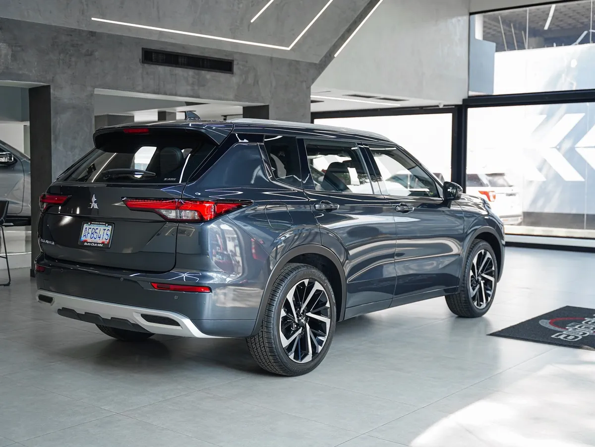 Mitsubishi Outlander 4wd Launch Edition gris4