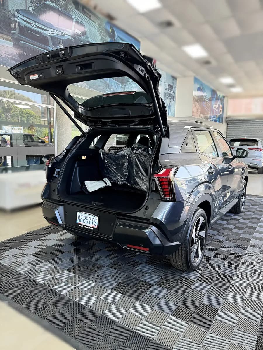 Mitsubishi Xforce 2025 versión Premium Line Gris