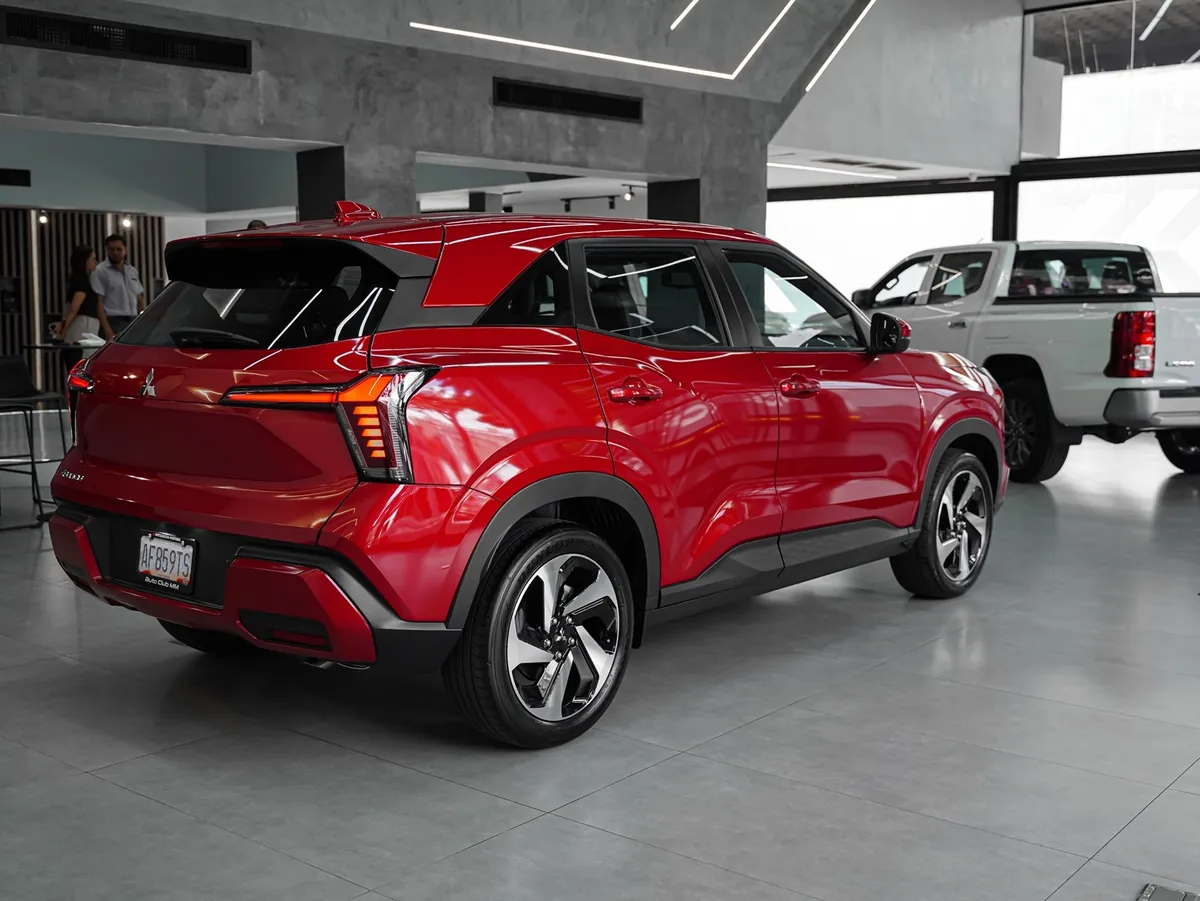Mitsubishi Xforce Premium Line 2025 Rojo Valencia
