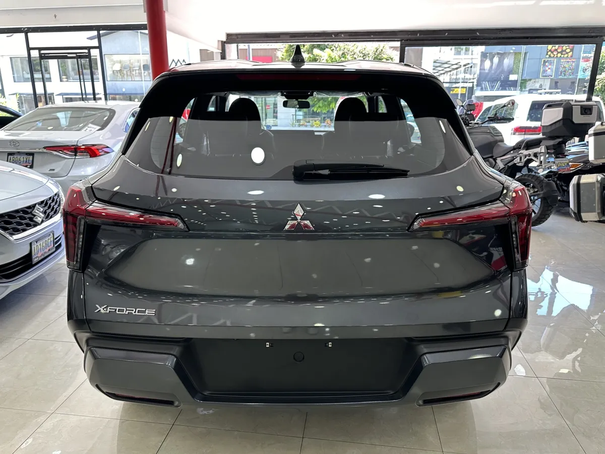 Mitsubishi Xforce 2025 Gris Caracas