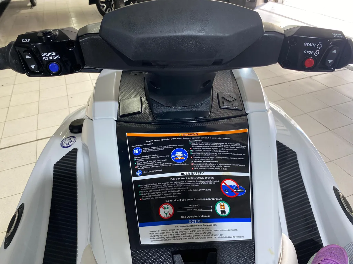Moto De Agua Yamaha Vx-1800c-y 2023 blanco11