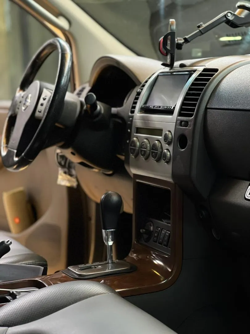 Nissan Pathfinder 2007 plateado8