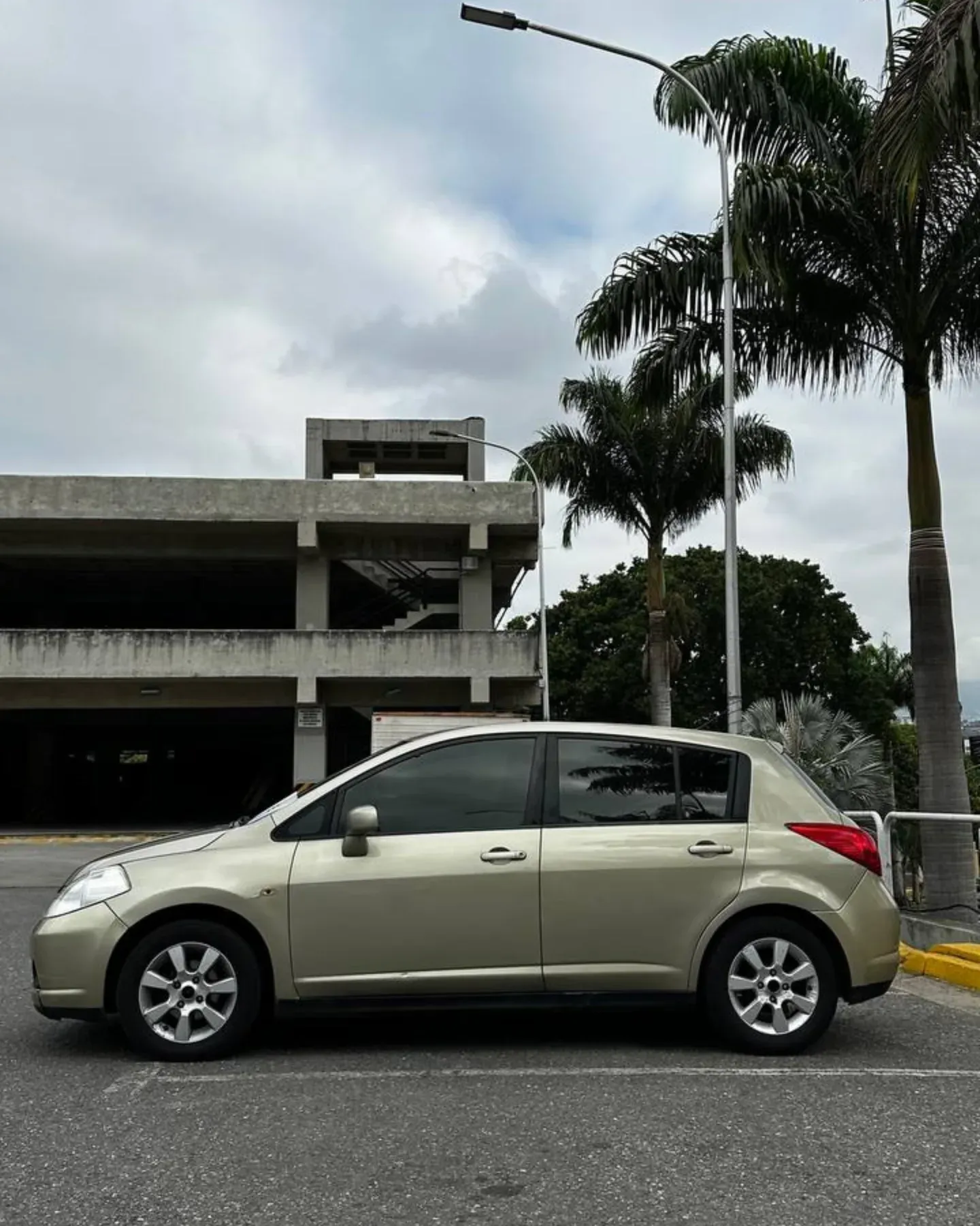 Nissan Tiida Hatchback automático 2007 Plata