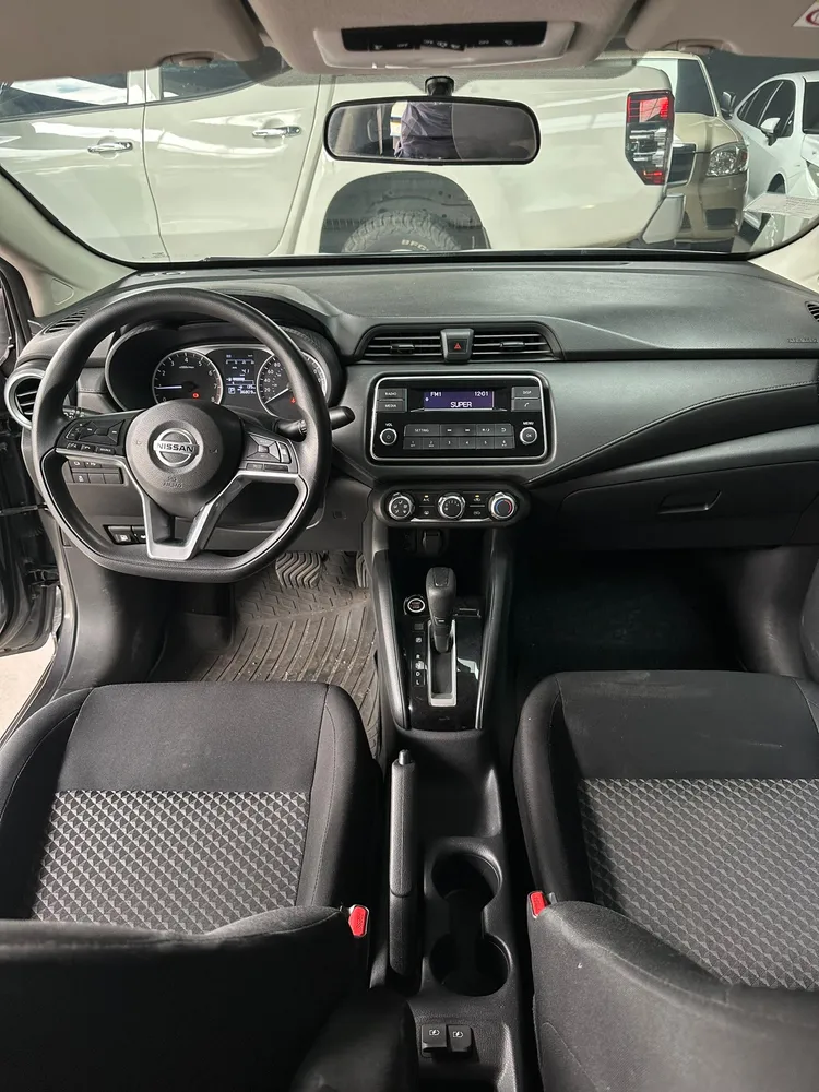 Nissan Versa 2021 Gris Caracas