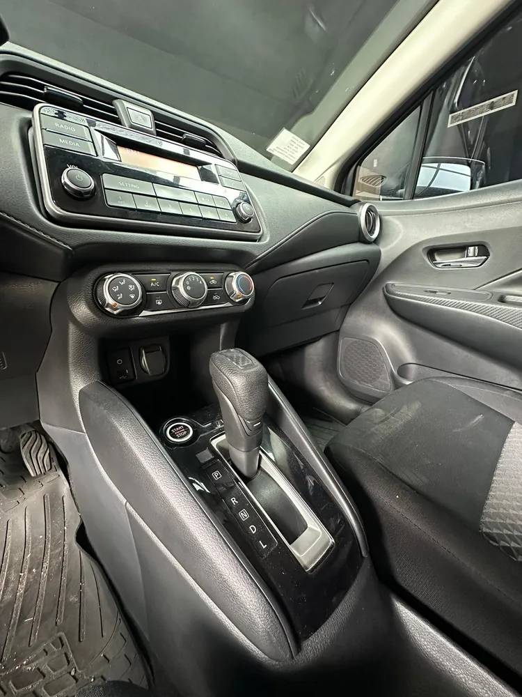 Nissan Versa 2021 Gris Caracas