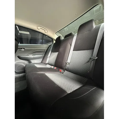 Nissan Versa 2021 Gris Caracas