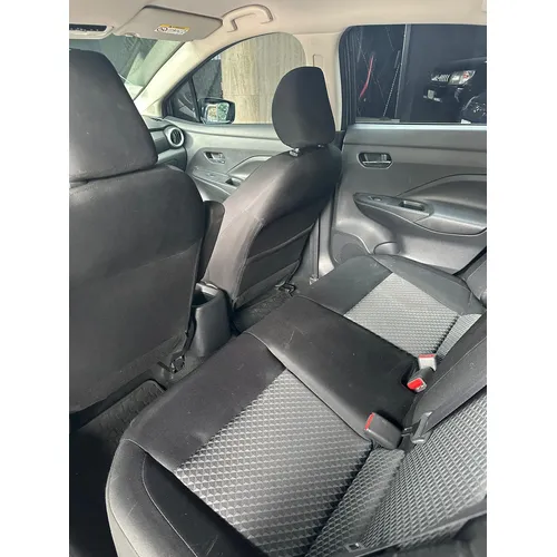 Nissan Versa 2021 Gris Caracas