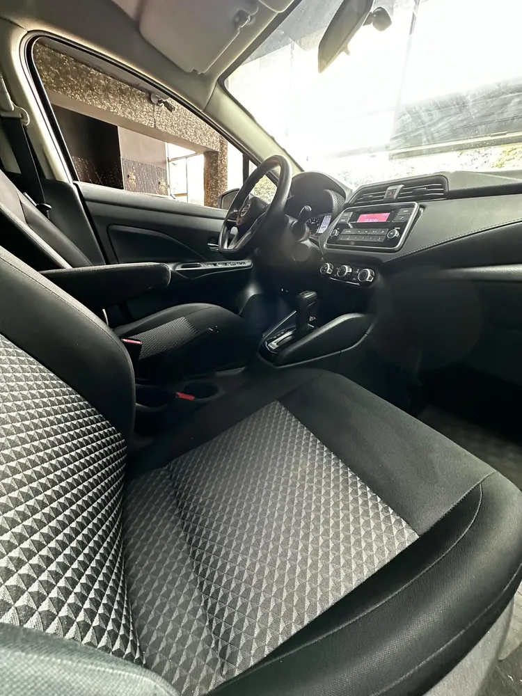Nissan Versa 2021 Gris Caracas