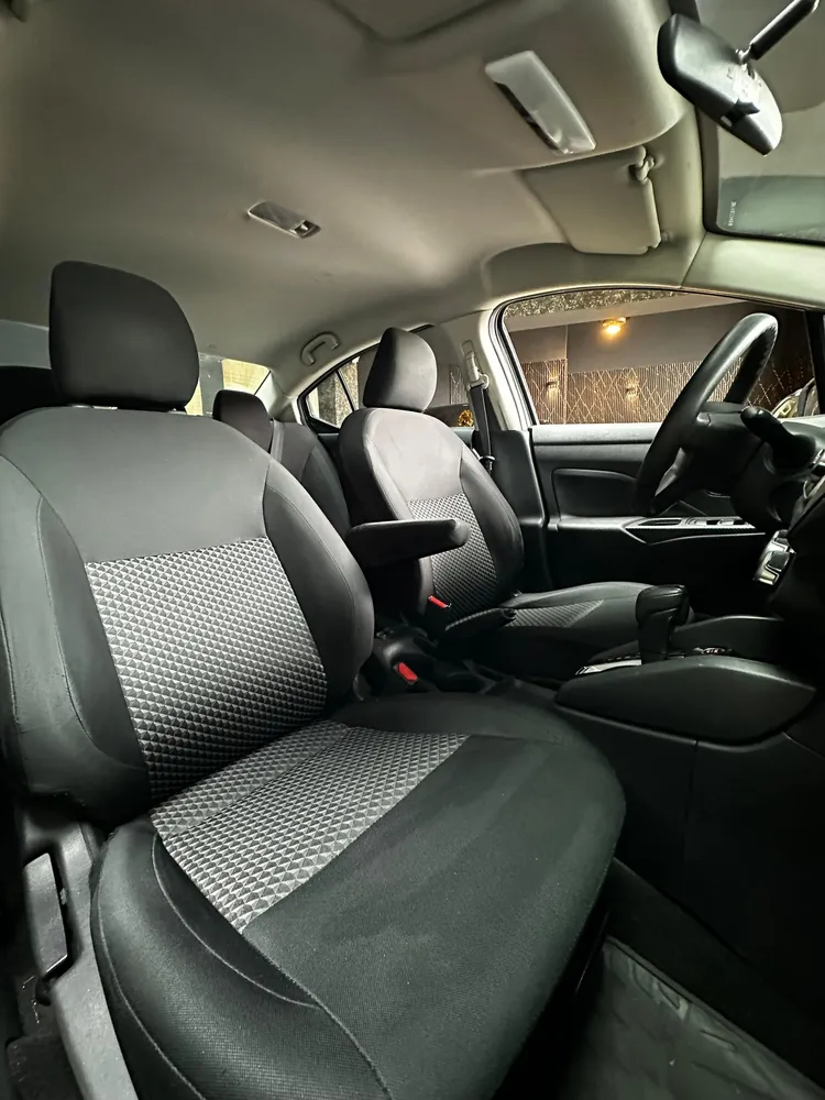 Nissan Versa 2021 Gris Caracas
