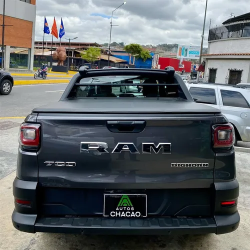 RAM 700 Bighorn 2026 Gris Caracas