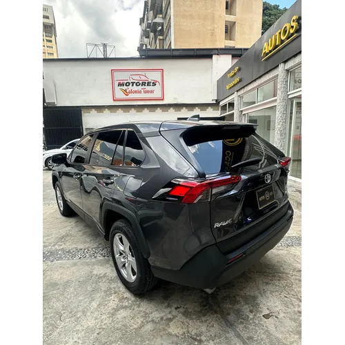 Toyota RAV4 XLE 2024 Gris Caracas