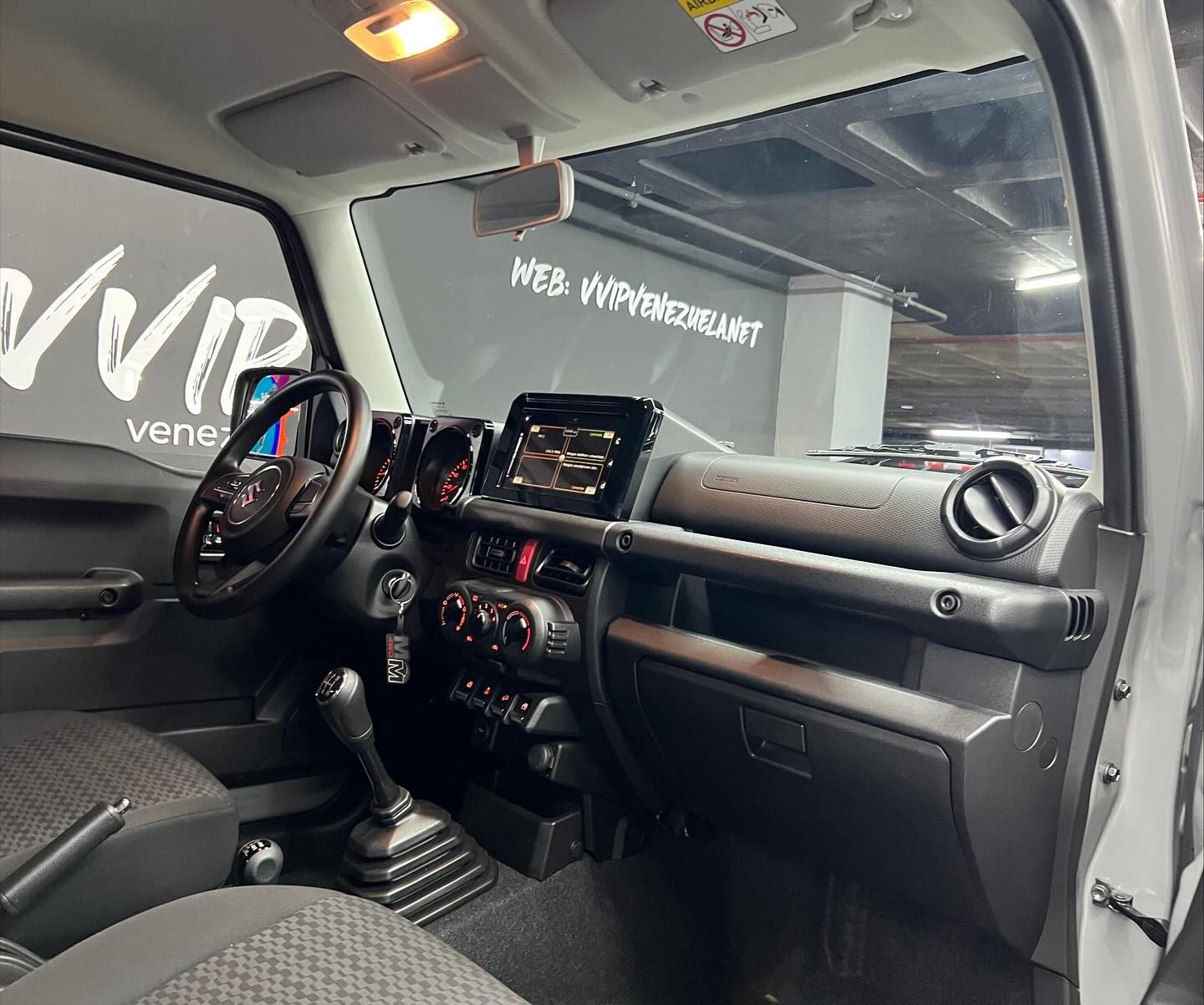 Suzuki Jimny All Grip 2024 gris4