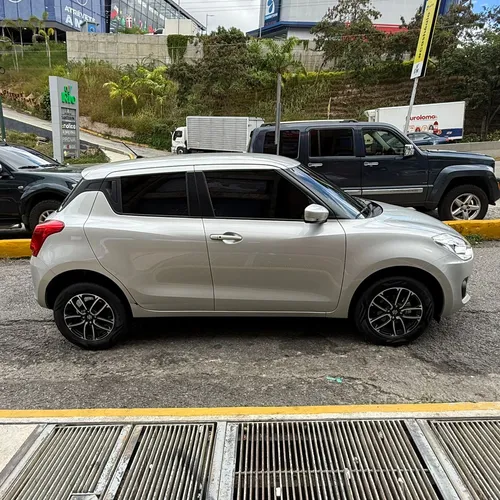 Suzuki Swift 2024 Gris Caracas